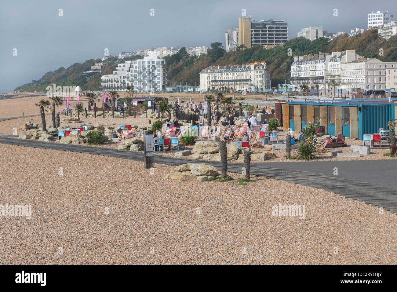 Folkestoe Beach Restaurant mit dem Shoreline-Projekt am Folkestone Beach, das sich in der Ferne der Fertigstellung nähert. Stockfoto