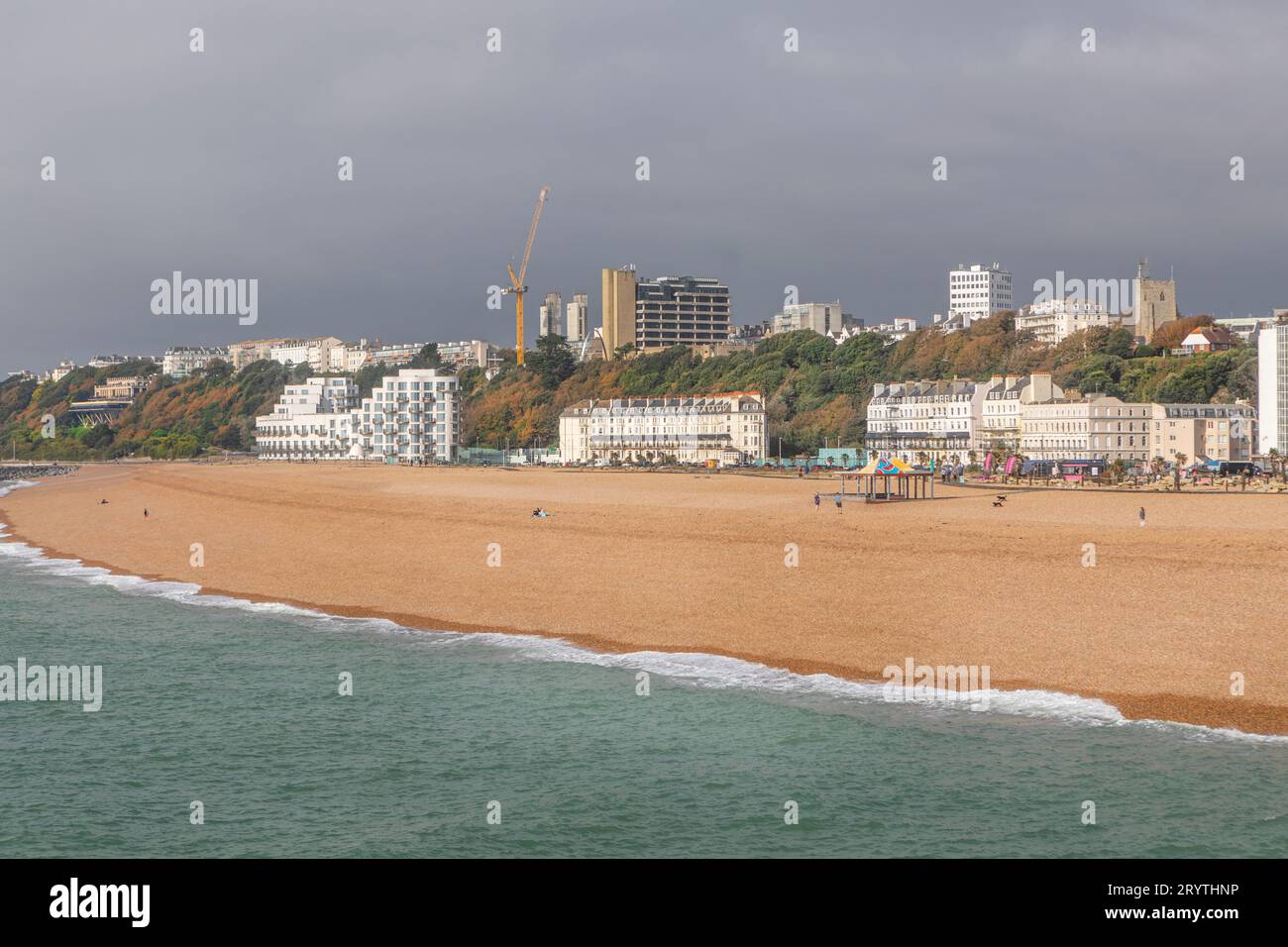 Das Shoreline-Projekt steht kurz vor der Fertigstellung und Marine Crescent am Folkestone Beach. Stockfoto