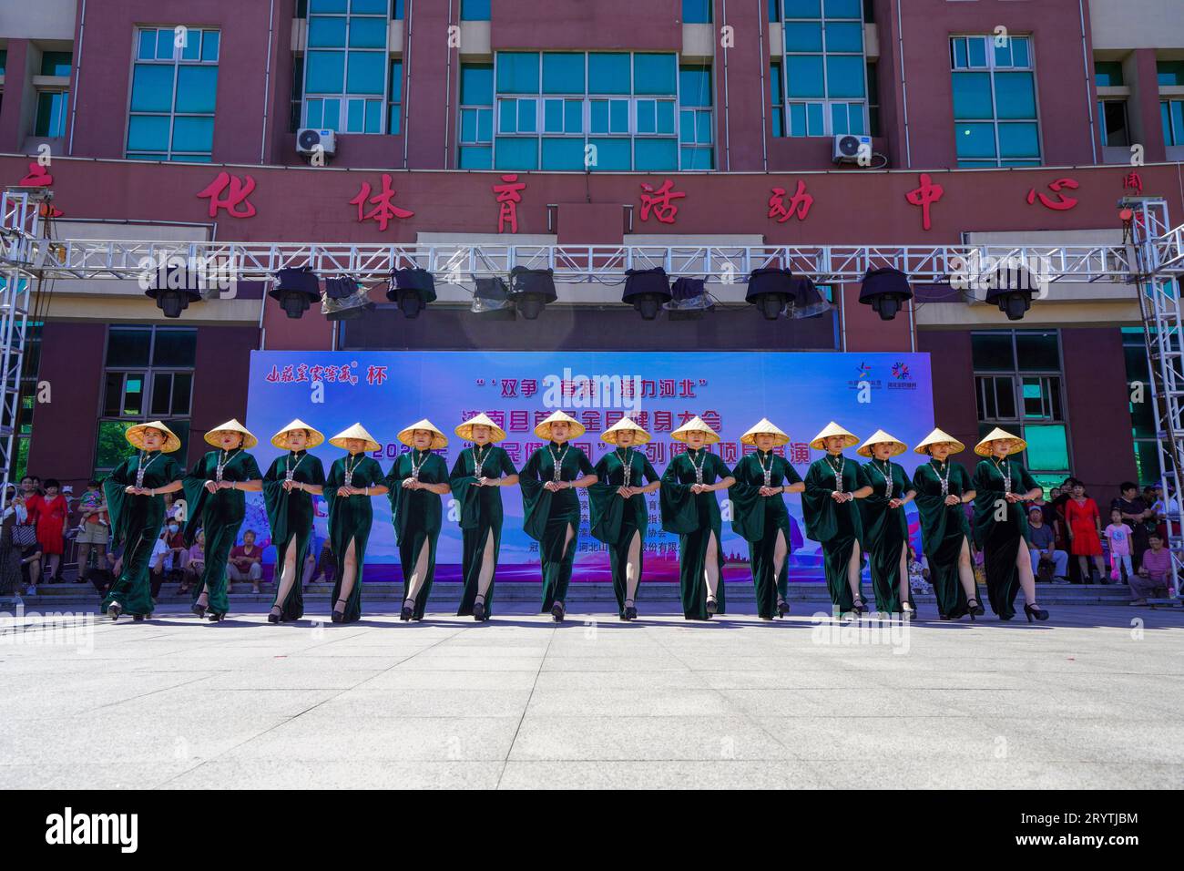 Luannan County, China - 22. August 2023: Ältere Cheongsam Runway Show wird auf einem Platz durchgeführt. Stockfoto