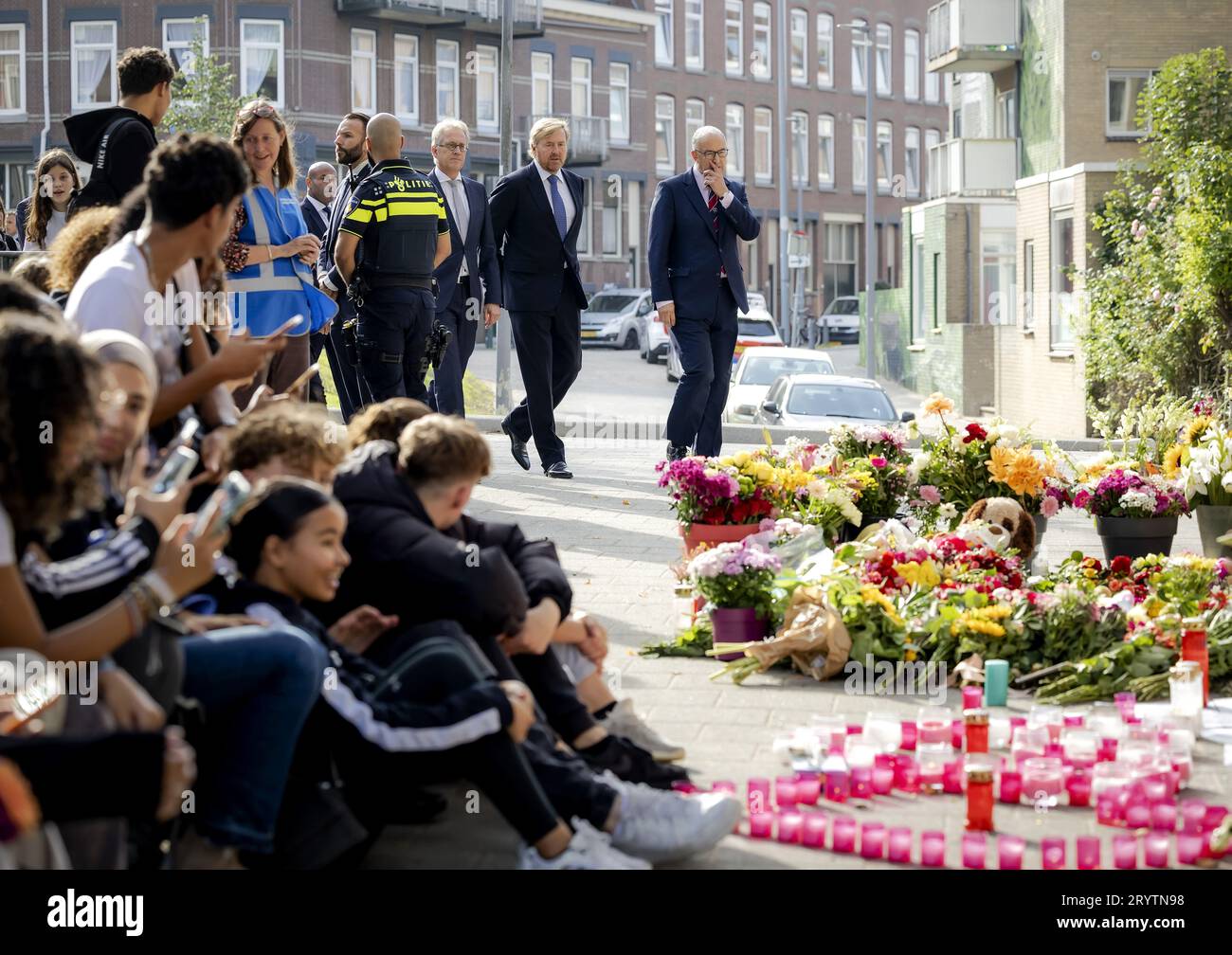 Rotterdam, Niederlande. Oktober 2023. ROTTERDAM: König Willem-Alexander und Bürgermeister Ahmed Aboutaleb am Heiman Dullaertplein, wo eine 39-jährige Frau und ihre 14-jährige Tochter erschossen wurden. Der Schussverdächtige erschoss auch einen 43-jährigen Mann in einem Klassenzimmer des Erasmus Medical Center. Die drei Opfer sind gestorben. ANP POOL ROBIN VAN LONKHUIJSEN niederlande Out - belgien Out Credit: ANP/Alamy Live News Credit: ANP/Alamy Live News Stockfoto