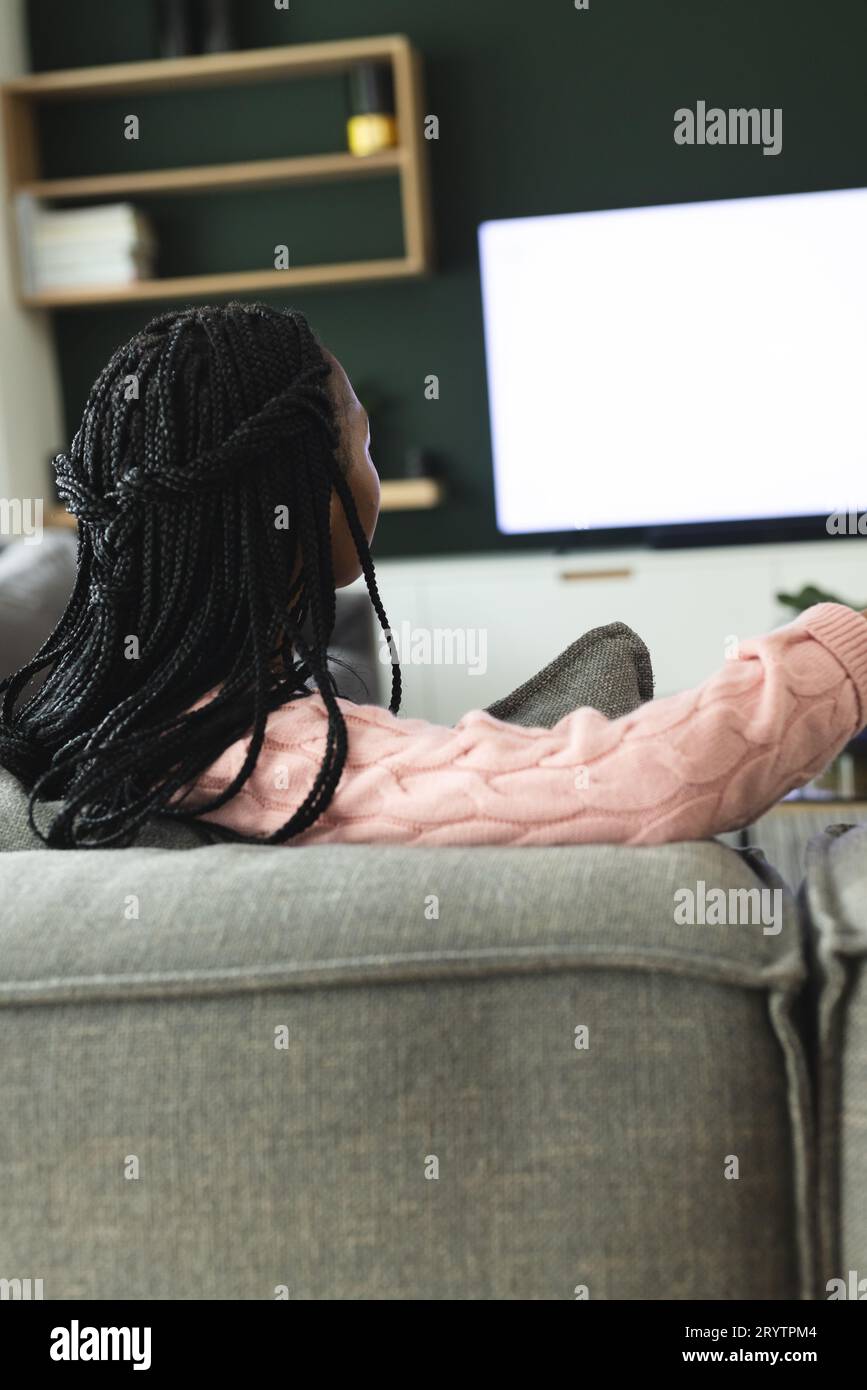 afroamerikanerin, die fernsieht, mit Kopierraum, Zeitlupe Stockfoto
