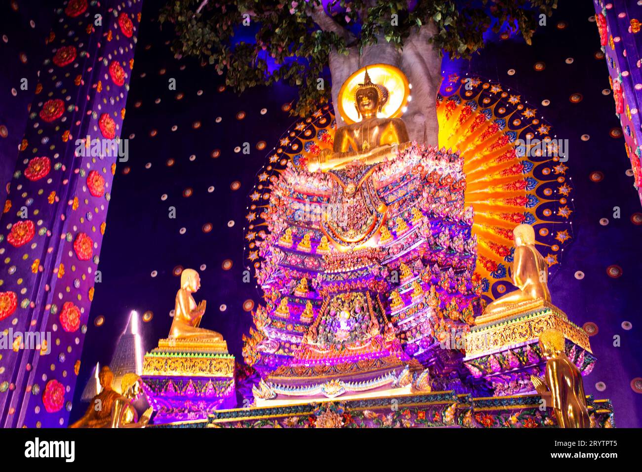 Wunderschöner alter buddha und Schönheit antiker Ubosot des Wat Klang Khlong Watthanaram Tempels für thailänder Reisende besuchen Respekt Gebenden Segen Stockfoto