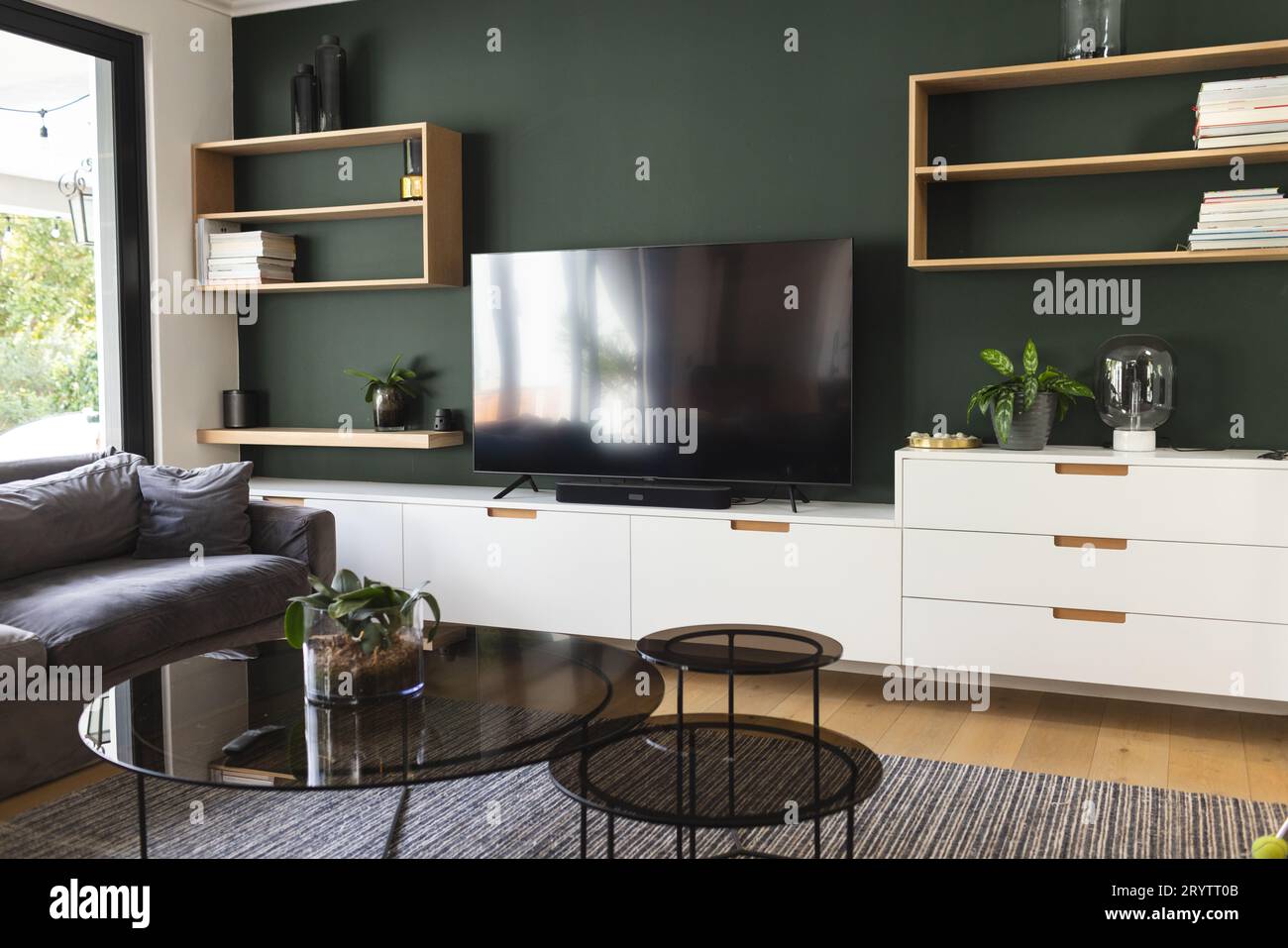 Allgemeiner Blick auf das Wohnzimmer mit Möbeln und tv-Bildschirm Stockfoto