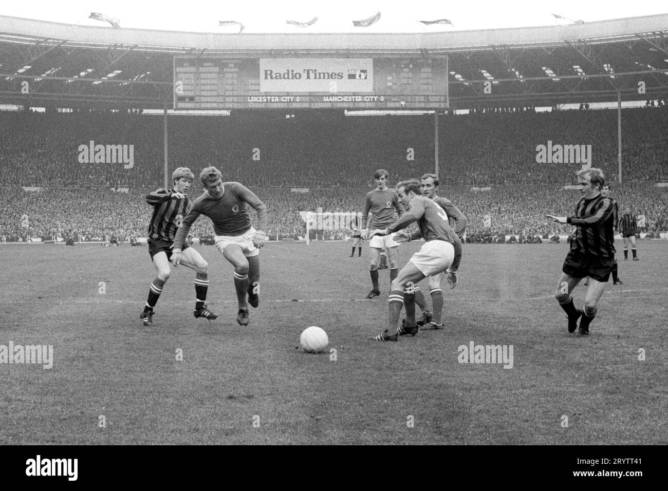 Datei Foto vom 26. April 1969 der allgemeinen Aktion aus dem Spiel. (l-r) Colin Bell (Manchester City), Graham Cross, Allan Clarke, Alan Woollett, Dave Gibson (alle Leicester City) und Francis Lee (Manchester City). Der ehemalige Manchester City-Spieler und Vorsitzende Francis Lee ist im Alter von 79 Jahren gestorben. Ausgabedatum: Montag, 2. Oktober 2023. Stockfoto