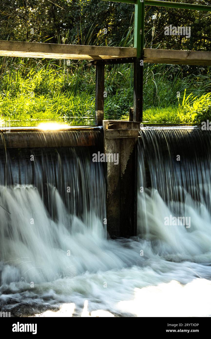 Natur- und Wasserkaskade.6.10.2023 Suprasl Polen. Wunderschöne Natur und Wasserkaskade auf dem Fluss Supraśl. Stockfoto