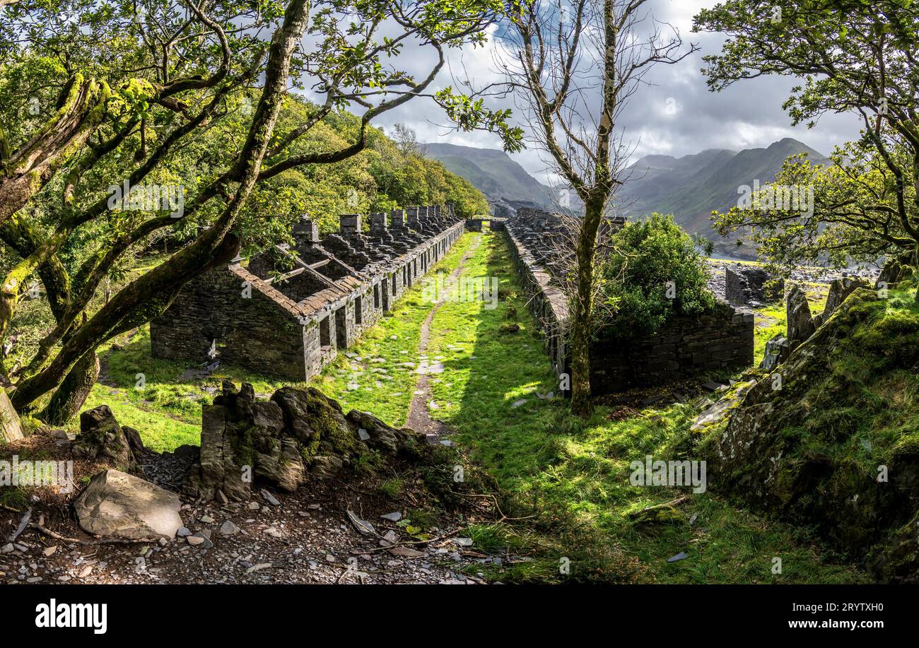 Dies sind Minenhütten der Anglesey Barracks im verlassenen Dinorwig Schieferbruch in der Nähe des walisischen Dorfes Llanberis im Snowdonia-Nationalpark Stockfoto