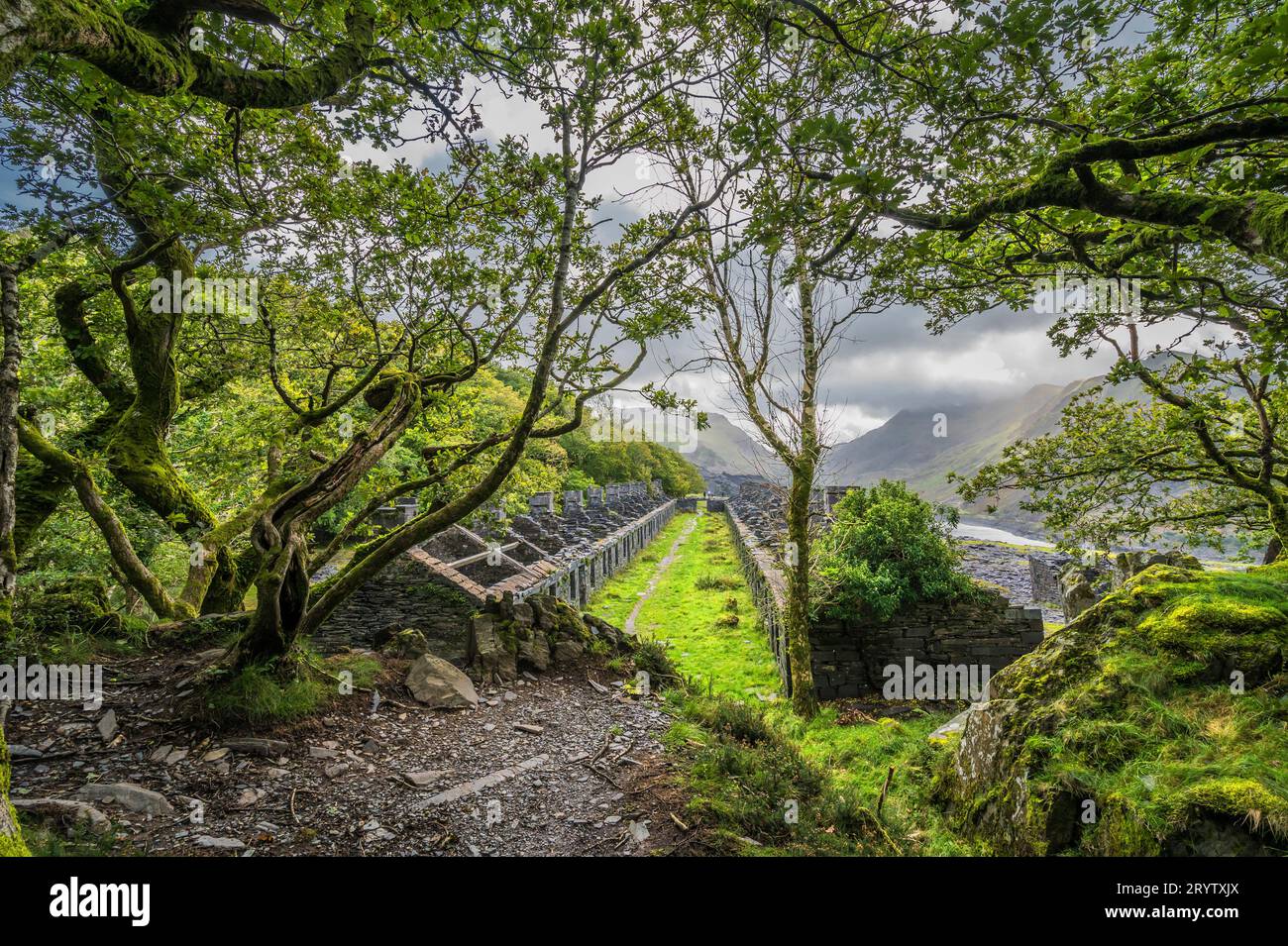 Dies sind Minenhütten der Anglesey Barracks im verlassenen Dinorwig Schieferbruch in der Nähe des walisischen Dorfes Llanberis im Snowdonia-Nationalpark Stockfoto