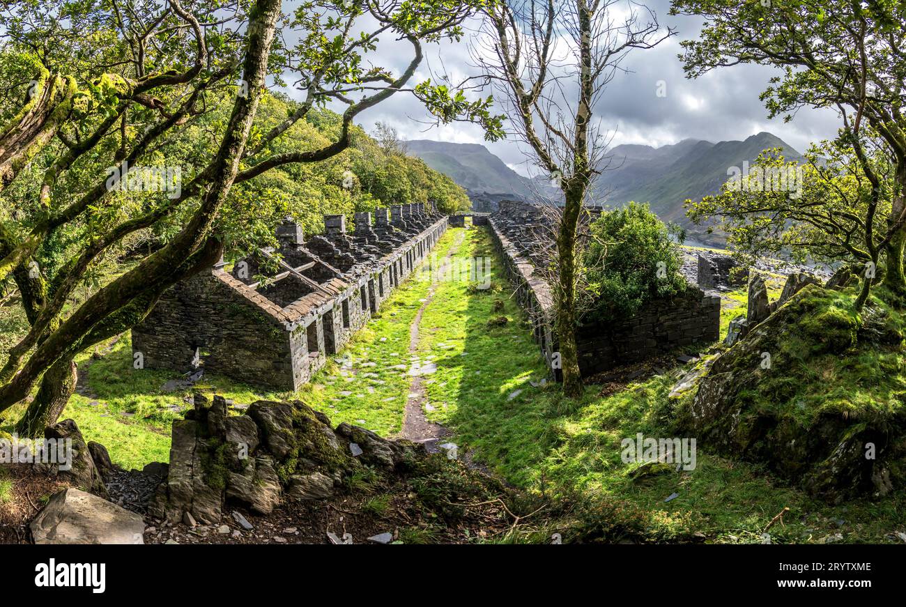 Dies sind Minenhütten der Anglesey Barracks im verlassenen Dinorwig Schieferbruch in der Nähe des walisischen Dorfes Llanberis im Snowdonia-Nationalpark Stockfoto