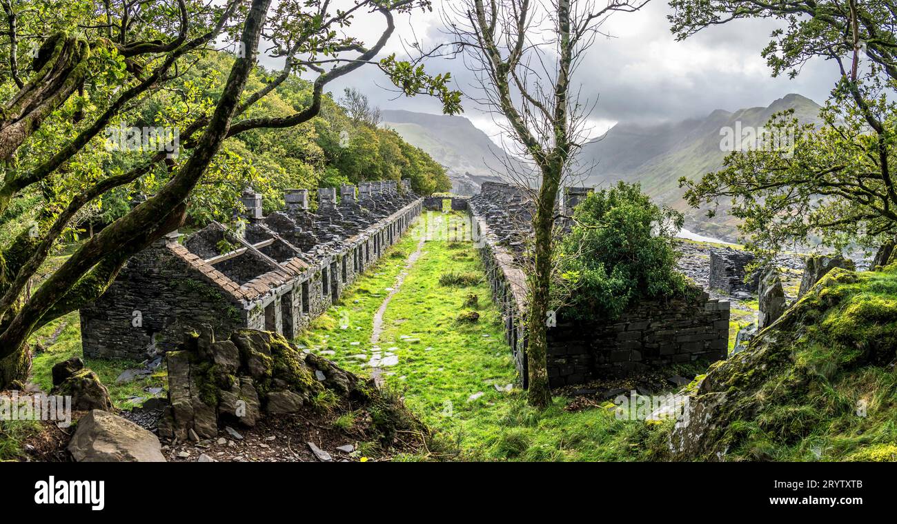 Dies sind Minenhütten der Anglesey Barracks im verlassenen Dinorwig Schieferbruch in der Nähe des walisischen Dorfes Llanberis im Snowdonia-Nationalpark Stockfoto