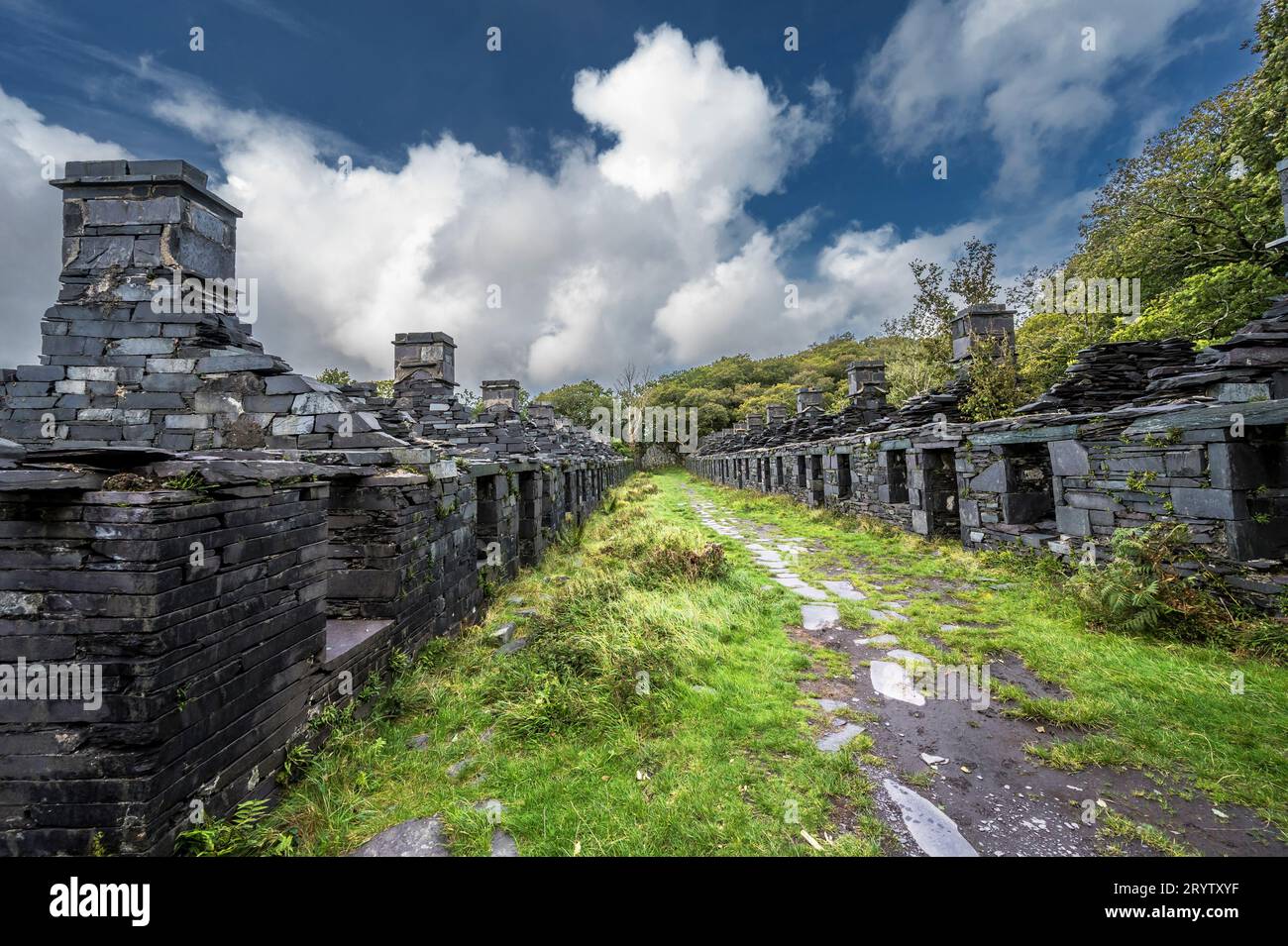 Dies sind Minenhütten der Anglesey Barracks im verlassenen Dinorwig Schieferbruch in der Nähe des walisischen Dorfes Llanberis im Snowdonia-Nationalpark Stockfoto