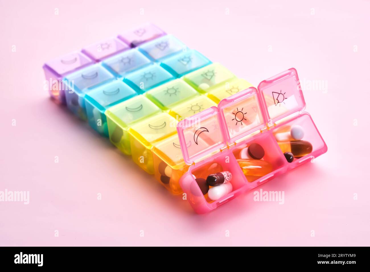 Helle Pille Box mit verschiedenen Pillen und Vitaminen. Stockfoto