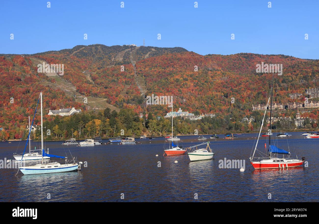 Mont und Lake Tremblant mit Herbstfarben, Quebec, Kanada Stockfoto