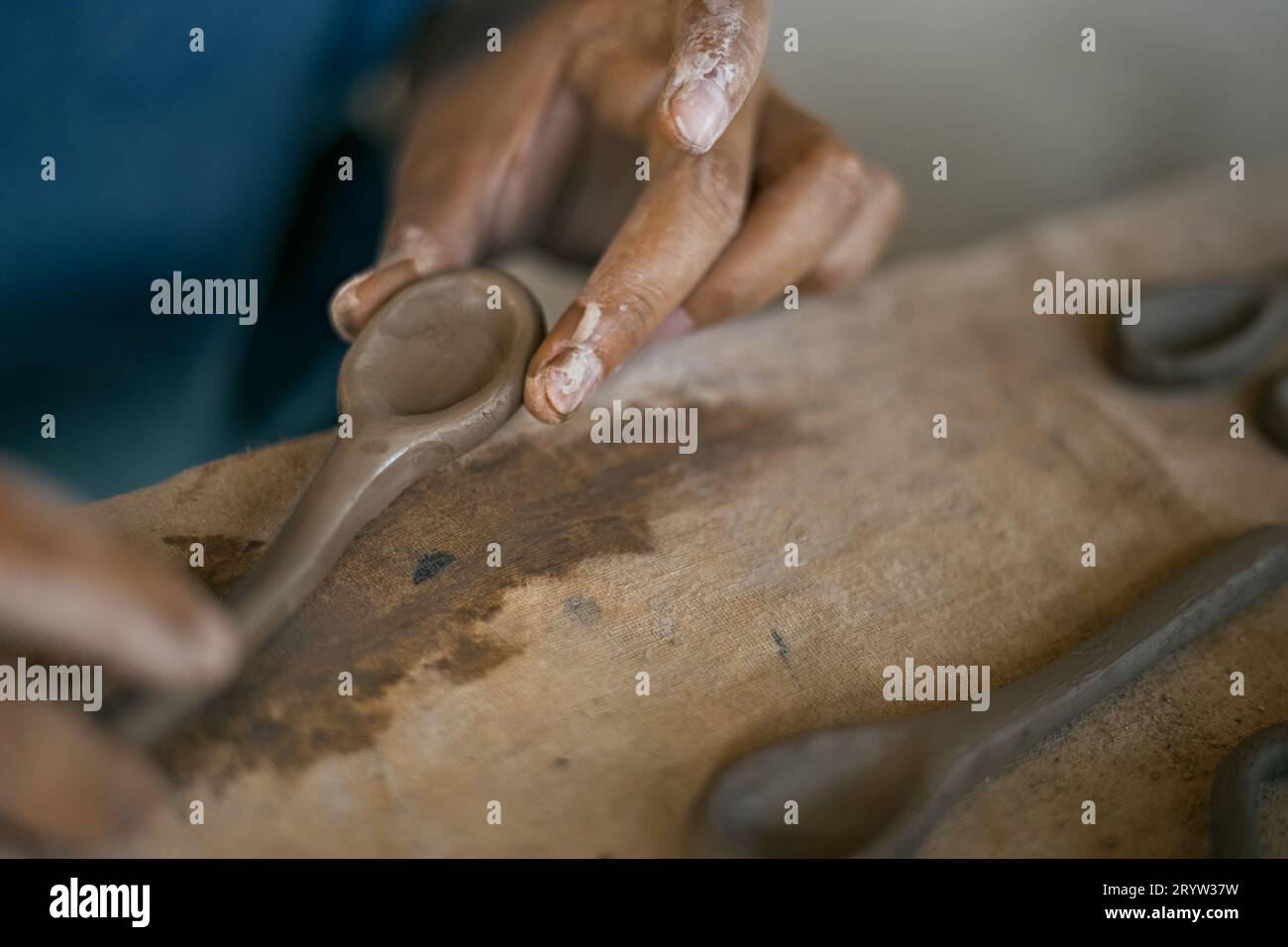 Nahaufnahme der Hände, die einen kleinen Löffel Formen Stockfoto