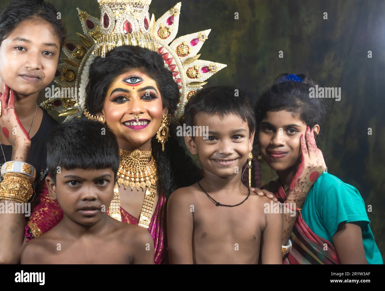 Ein Konzept Agomoni Fotoshooting für ungeliebte unterprivilegierte Kinder. MAA Durga Agomoni Shooting Konzept. Indische Kultur durga Puja. Stockfoto