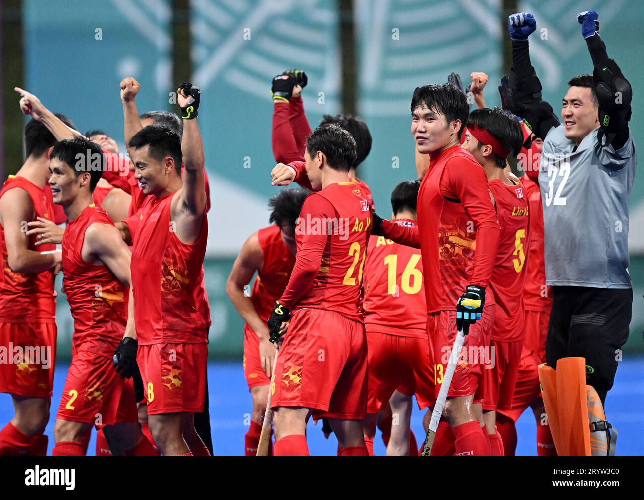 Hangzhou, chinesische Provinz Zhejiang. Oktober 2023. Das Team China feiert nach dem vorläufigen Eishockeyspiel der Männer in Pool B zwischen China und Malaysia bei den 19. Asienspielen in Hangzhou, Ostchinas Provinz Zhejiang, am 2. Oktober 2023. Quelle: Li An/Xinhua/Alamy Live News Stockfoto