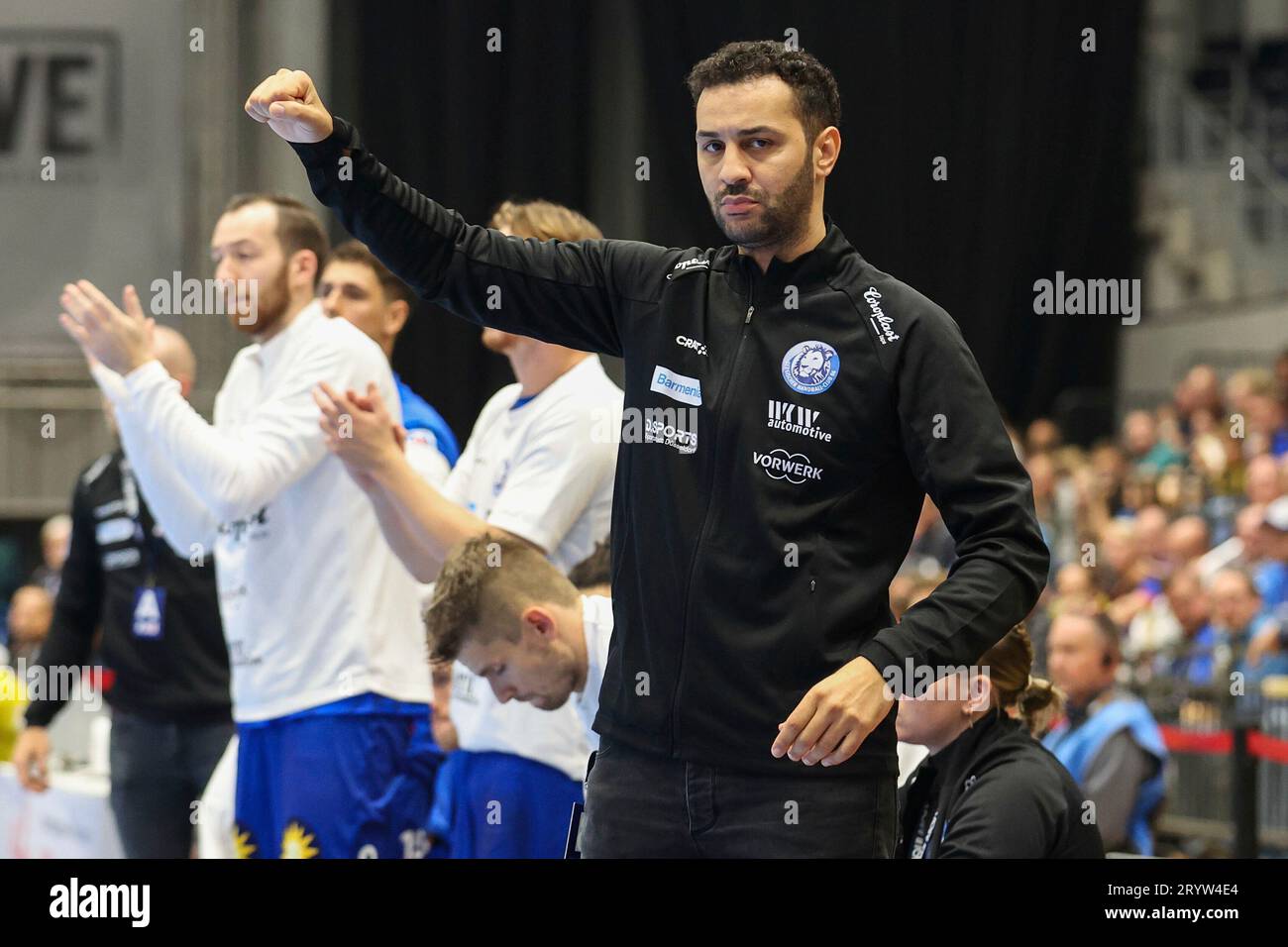 Bergischer HC - Rhein-Neckar Löwen am 23.09.2023 in der Mitsubishi Electric HALLE in Düsseldorf Trainer Jamal Naji (Bergischer HC) jubelt Foto: Osnapix Stockfoto