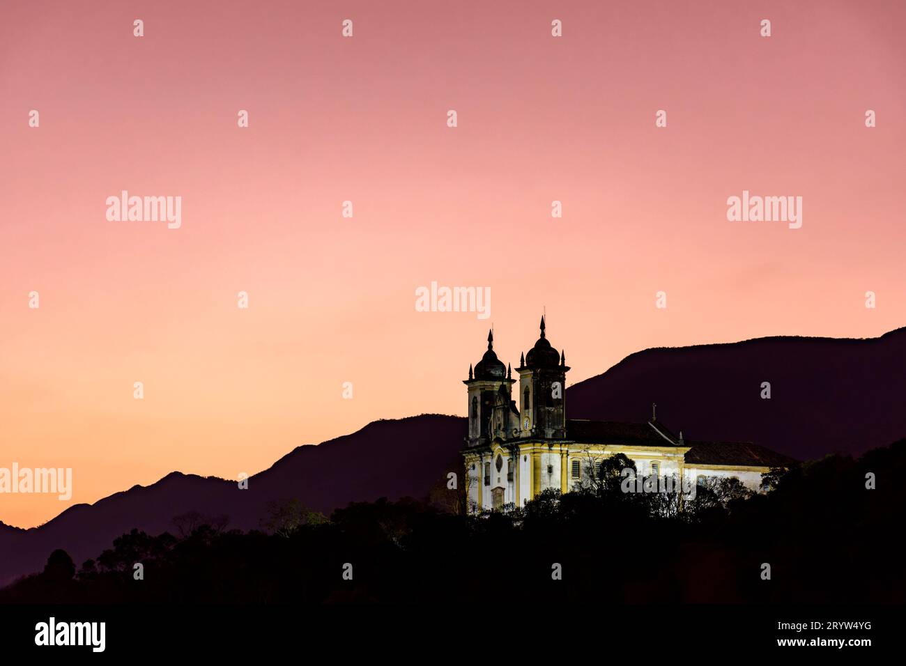 Historische Barockkirche auf dem Hügel Stockfoto