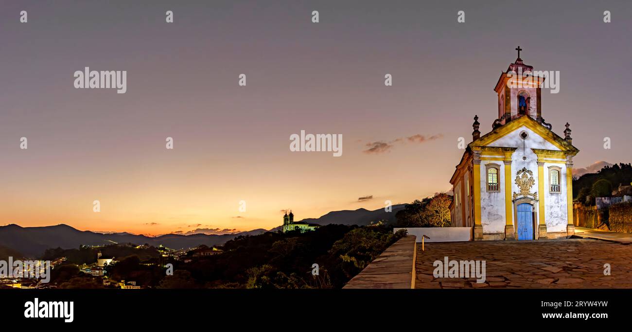 Panoramablick mit den barocken Kirchen und der beleuchteten Stadt Stockfoto