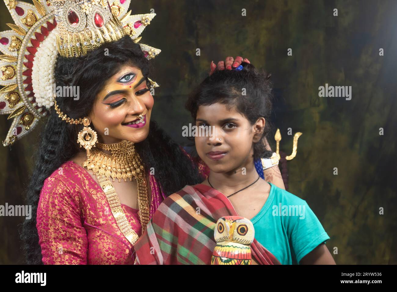 Ein Konzept Agomoni Fotoshooting für ungeliebte unterprivilegierte Kinder. MAA Durga Agomoni Shooting Konzept. Indische Kultur durga Puja. Stockfoto