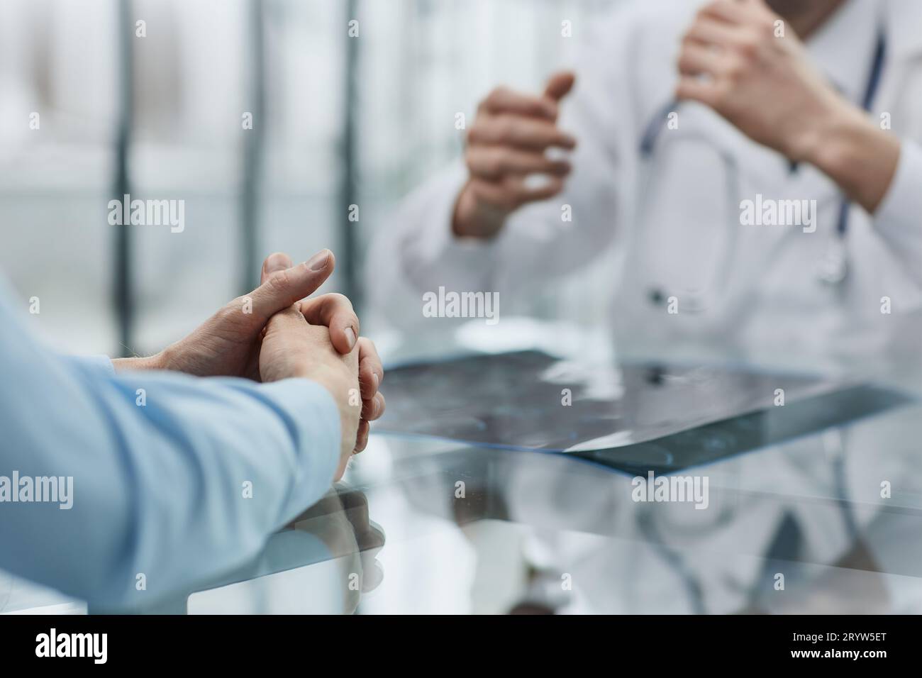 Der Arzt und der Patient an der Rezeption besprechen das Röntgenbild Stockfoto