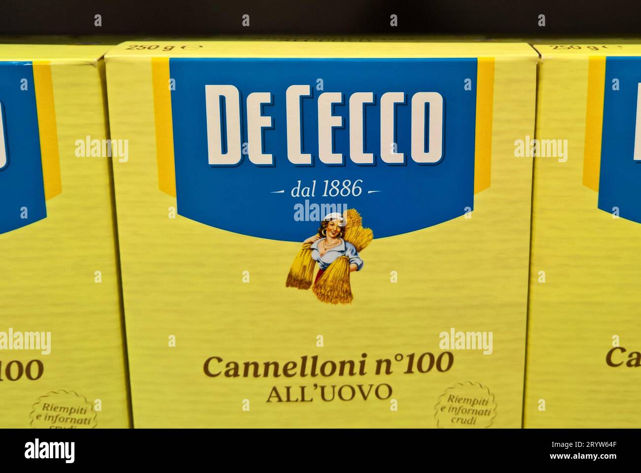 DeCecco bzw de Cecco - Pasta, Canneloni. Die F.lli de Cecco di Filippo - Fara San Martino Spa ist ein 1886 gegründeter internationaler tätiger italienischer Nahrungsmittelhersteller mit Sitz in Fara San Martino, in den Abruzzen. Das Unternehmen produziert und vertreibt unter der Marke de Cecco hauptsächlich Pasta. Das Spa F lli de Cecco di Filippo Fara San Martino ist ein Internat Stockfoto