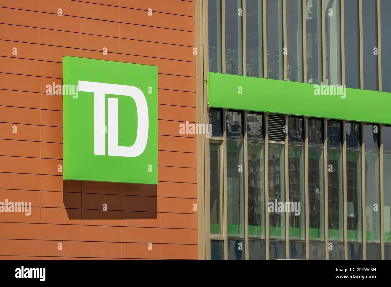 Calgary, Alberta, Kanada. Juni 2023. Schilder für die Niederlassung der TD-Bank. Stockfoto