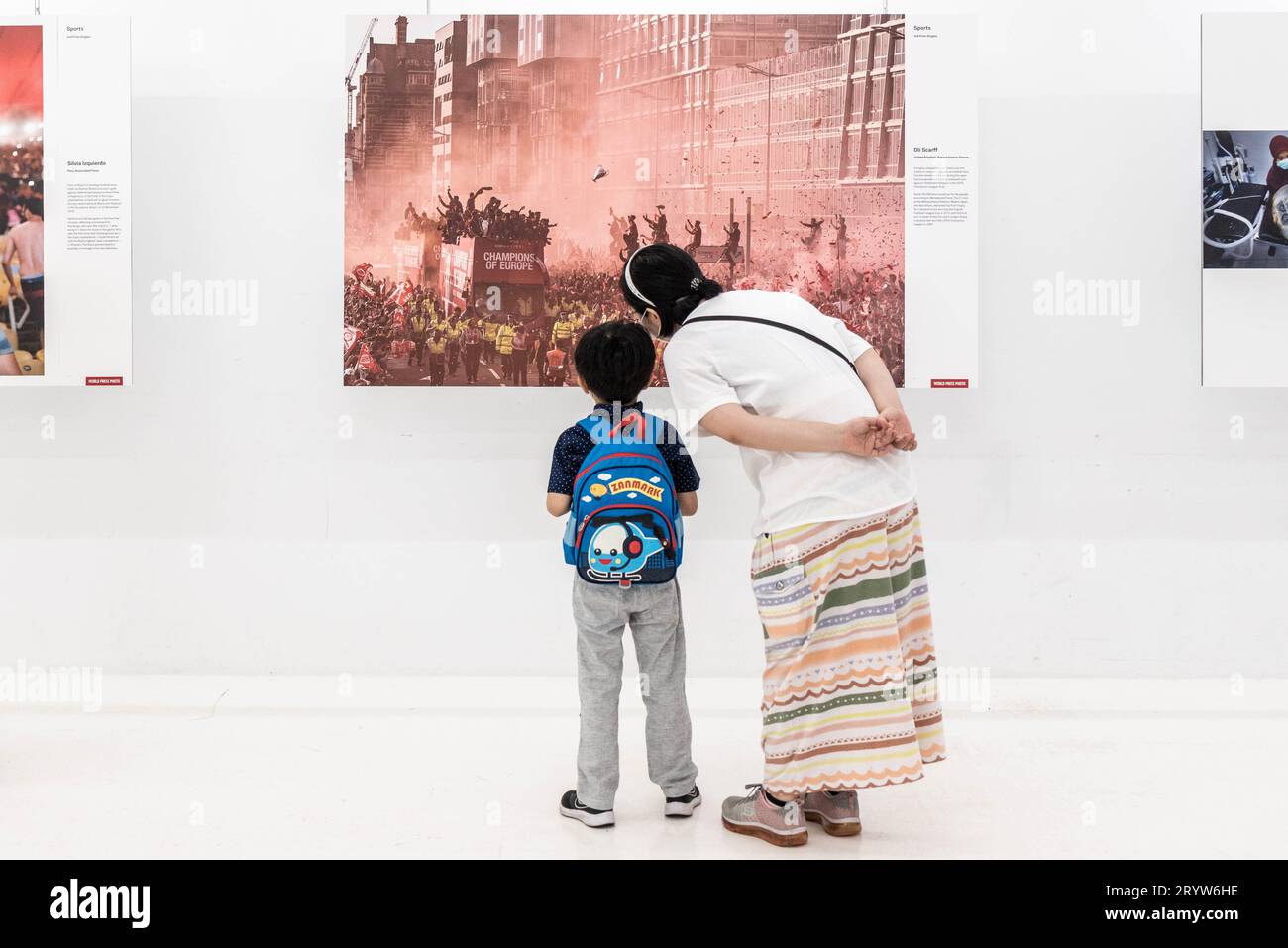 Besucher besuchen die World Press Photo Exhibition. Die Ausgabe 2020 dieses globalen Showcases wurde in letzter Minute verlegt, da von der lokalen Universität, die Gastgeber war, ungenannte Sicherheits- und Sicherheitsbedenken zitiert wurden. Mit 45 Spielberichten und über 150 Fotos des weltweit besten Fotojournalismus besuchten Ende März/Anfang April 2021 mehr als 10.000 Besucher die Ausstellung über einen Zeitraum von zwei Wochen. Stockfoto