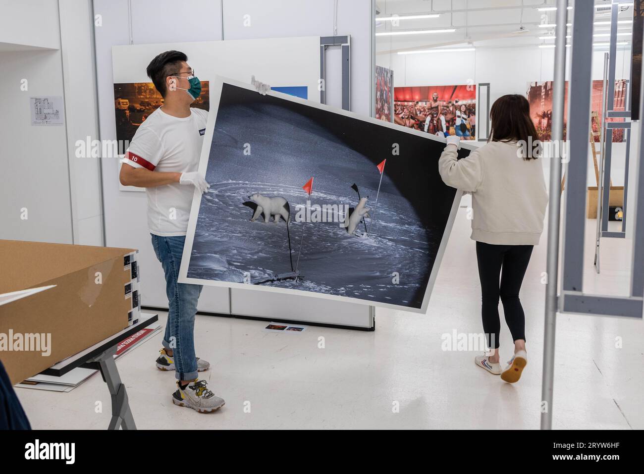 Die Arbeiter versuchen, die Weltpresse-Fotoausstellung einzurichten. Die Ausgabe 2020 dieses globalen Showcases wurde in letzter Minute verlegt, da von der lokalen Universität, die Gastgeber war, ungenannte Sicherheits- und Sicherheitsbedenken zitiert wurden. Mit 45 Spielberichten und über 150 Fotos des weltweit besten Fotojournalismus besuchten Ende März/Anfang April 2021 mehr als 10.000 Besucher die Ausstellung über einen Zeitraum von zwei Wochen. Stockfoto