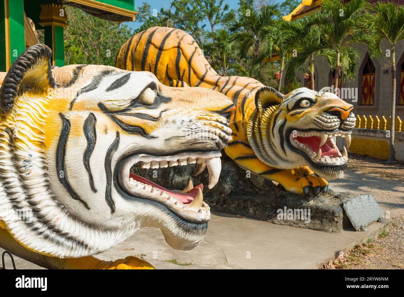 Statuen von Tigern im buddhistischen Tempel in Thailand Stockfoto