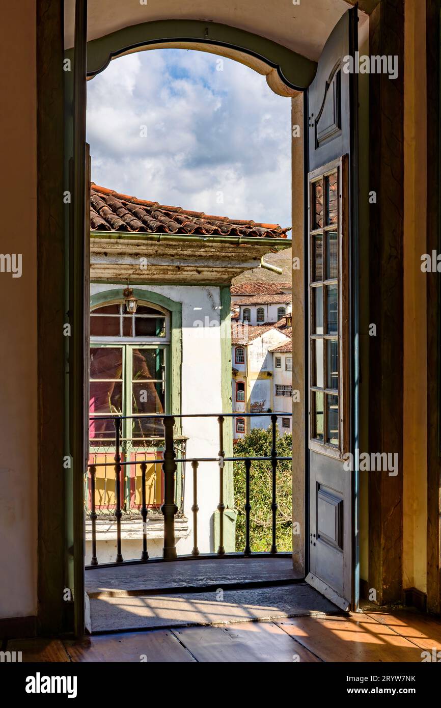 Häuser in der Altstadt von Ouro Preto durch die Tür gesehen Stockfoto