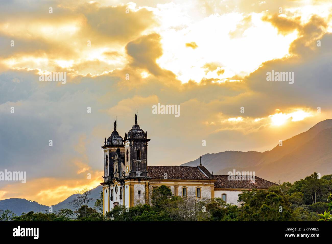 Alte Kirche auf dem Hügel und zwischen der Vegetation Stockfoto