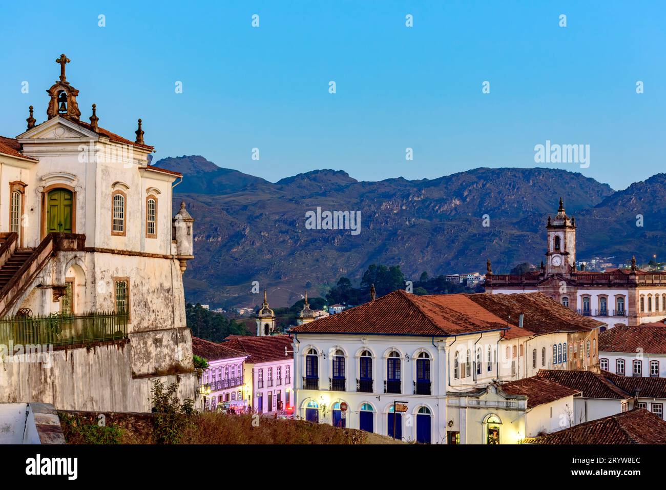 Stadt Ouro Preto mit Kirche und Bergen Stockfoto