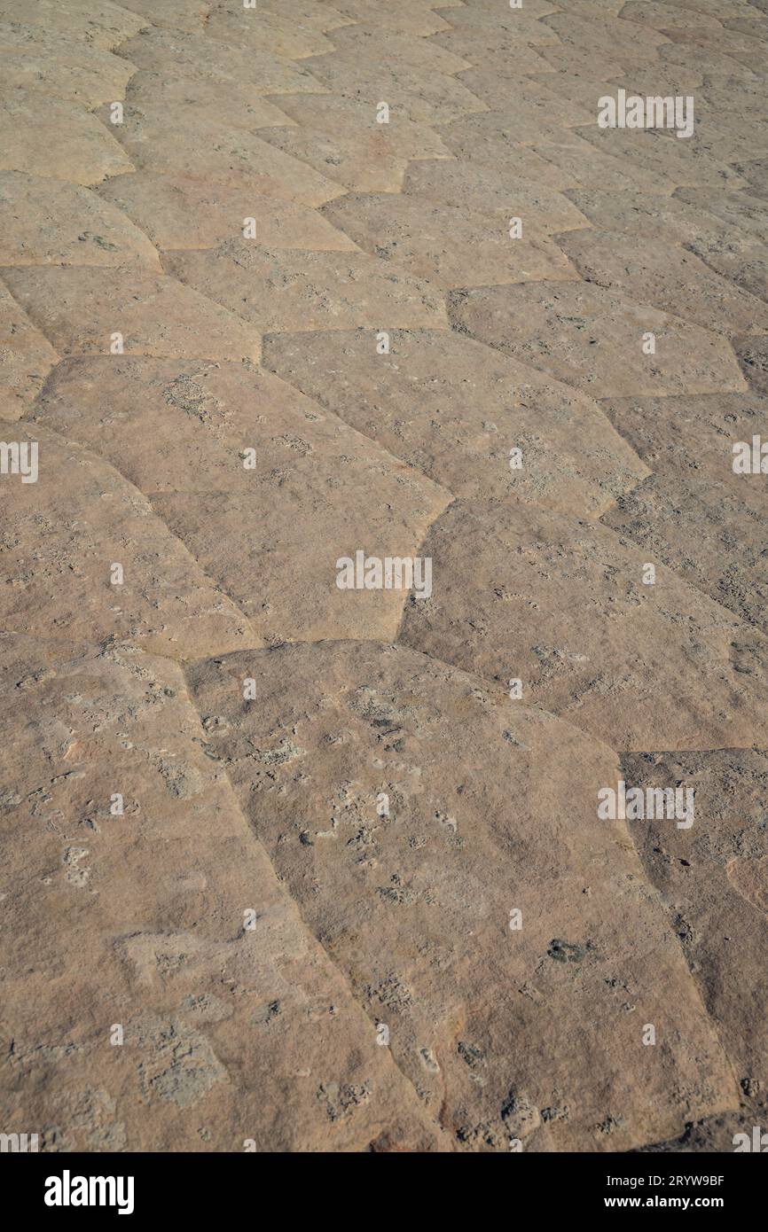 Abstrakte Hintergrundtextur von einzigartigen Mustern in einer Steinoberfläche mit geometrischen Mustern. Stockfoto