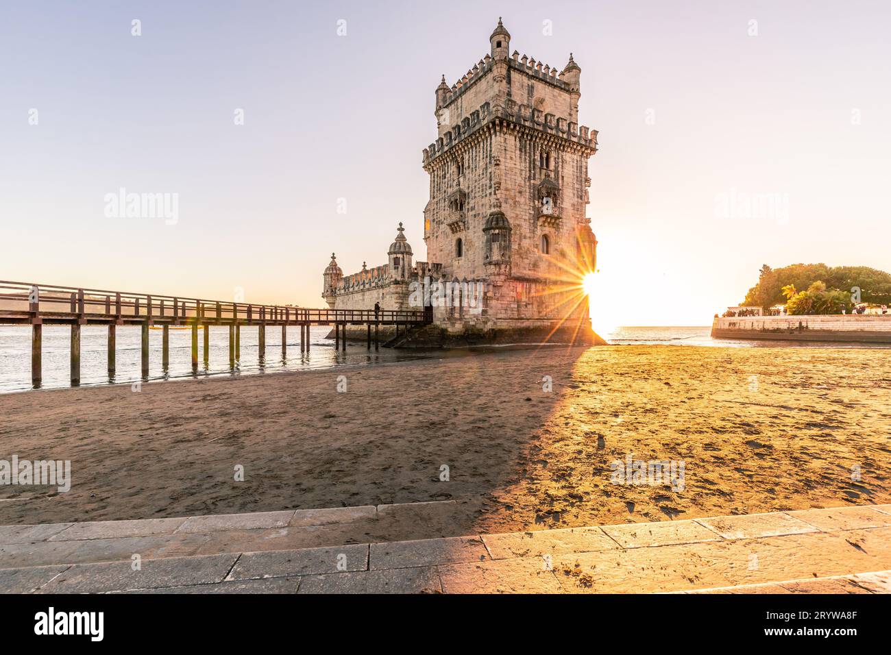 Ewige Schönheit: Der Torre de BelÃ bei Sonnenuntergang in Lissabon, Portugal Stockfoto