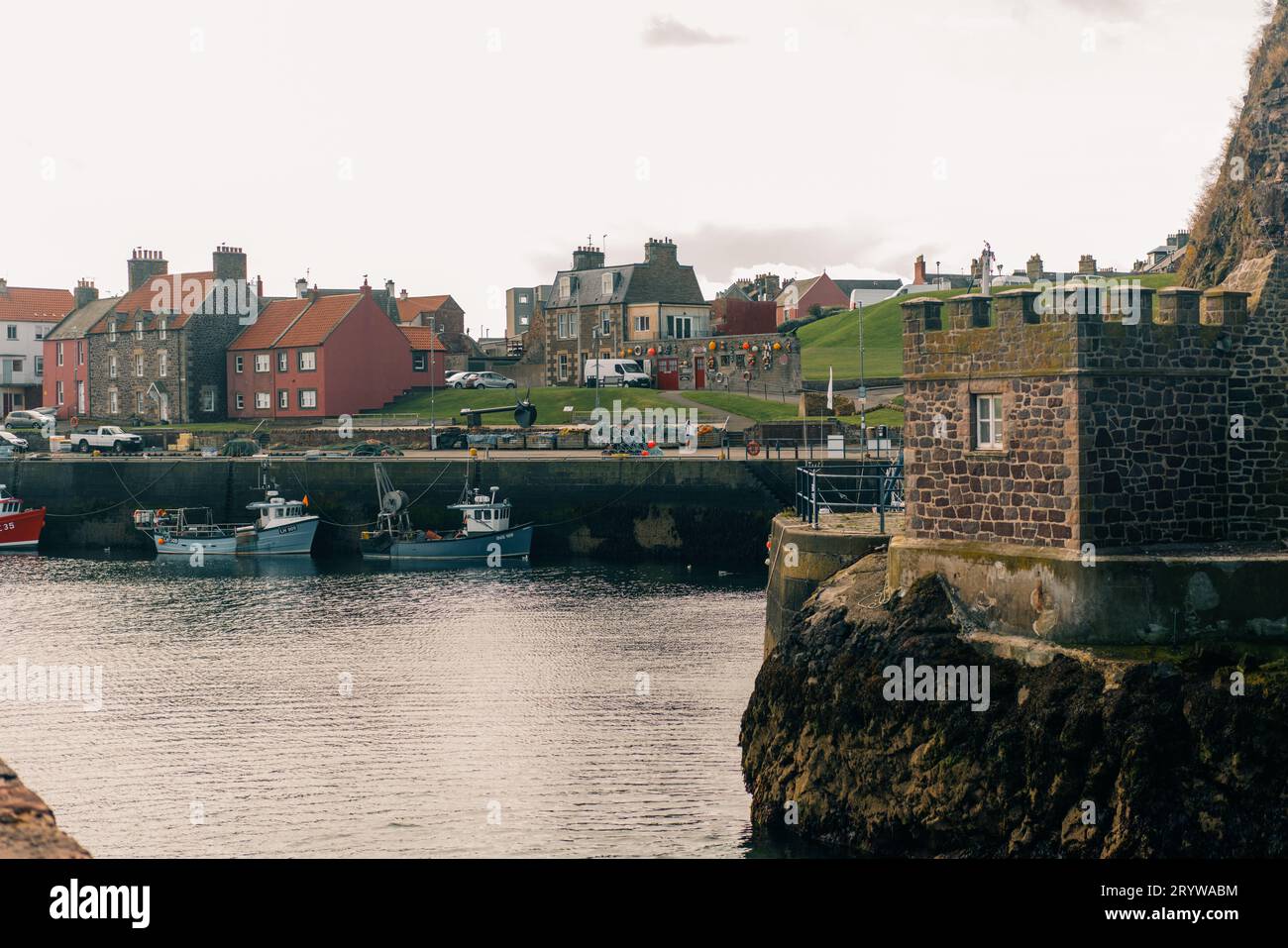 Dunbar, East Lothian, schottland - august 2023 Blick auf Victoria Harbour und Dunbar Castle in Dunbar, Schottland. Hochwertige Fotos Stockfoto