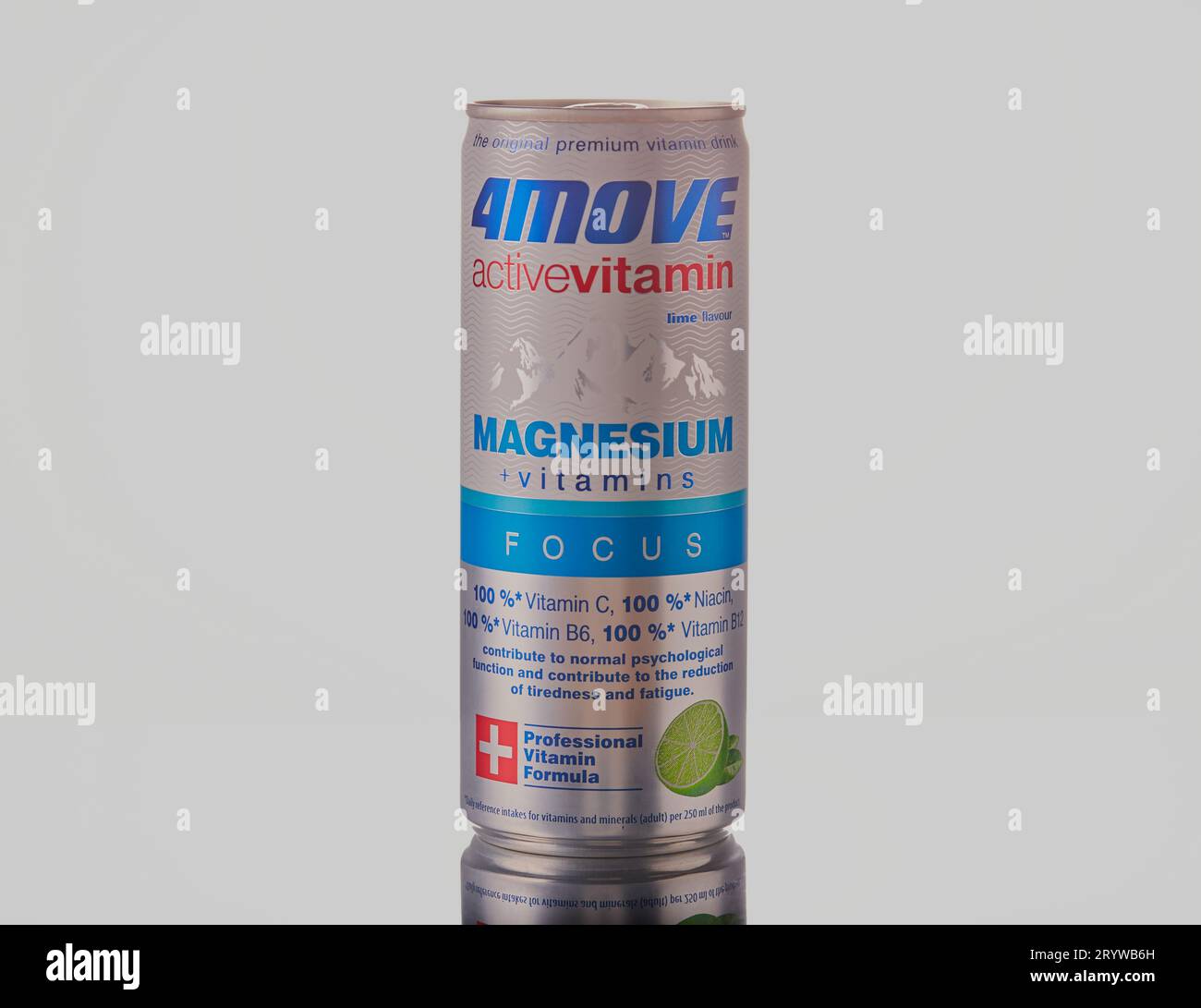 Mansfield, Nottingham, Vereinigtes Königreich, 2. Oktober 2023: Studio-Produktbild einer Dose mit 4MOVE Energy Drink, die in Polen hergestellt wird. Stockfoto