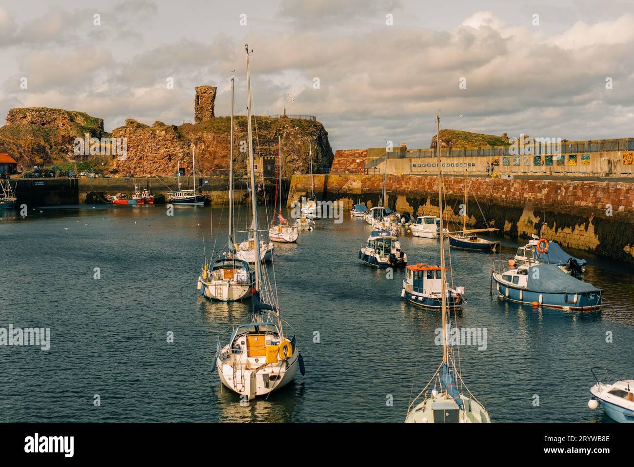 Dunbar, East Lothian, schottland - august 2023 Blick auf Victoria Harbour und Dunbar Castle in Dunbar, Schottland. Hochwertige Fotos Stockfoto