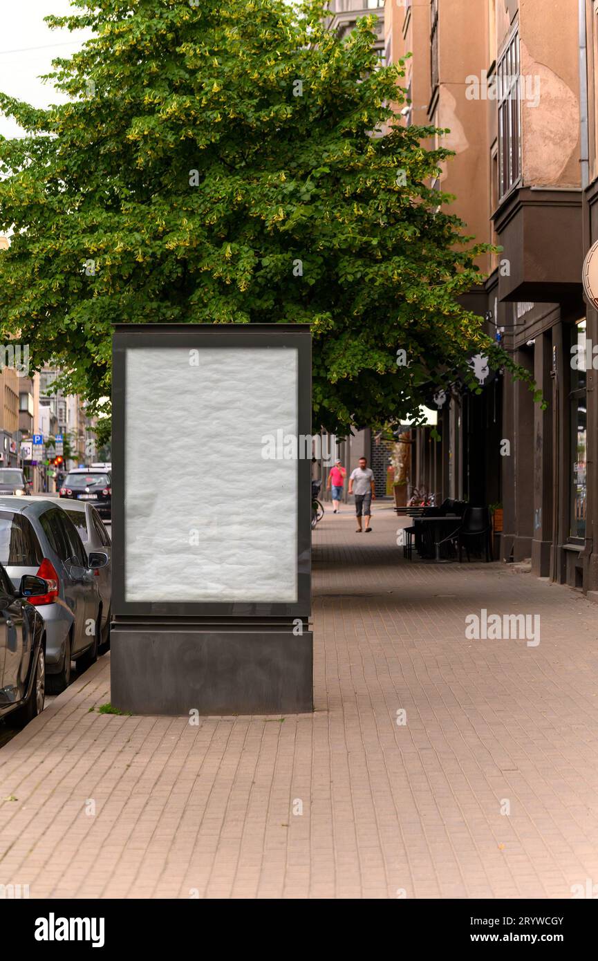 Leere Werbetafel auf dem Bürgersteig einer Stadtstraße. reklametafeln Stockfoto