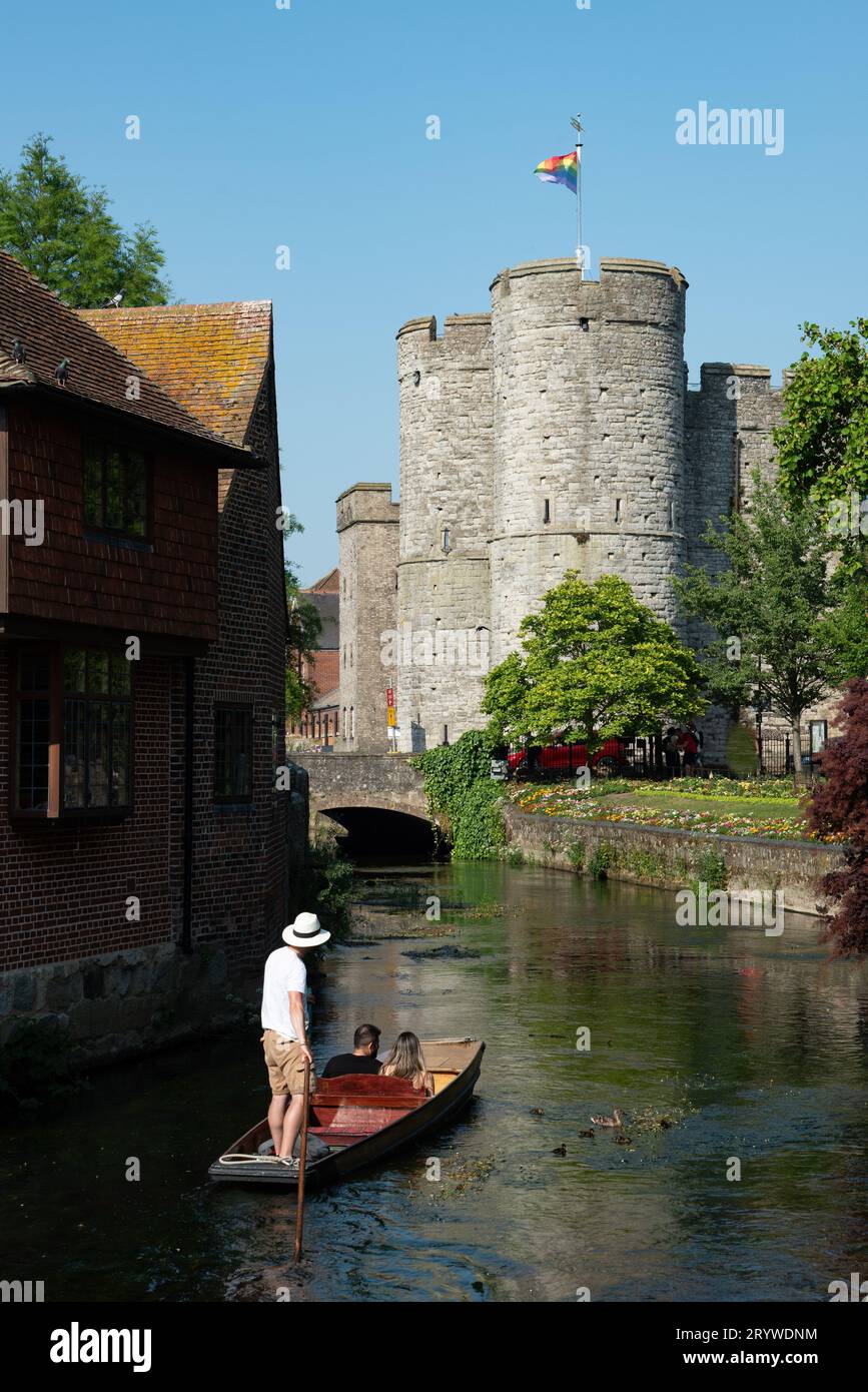 Chartham Gardens Canterbury Kent mit Touristen auf einer romantischen Bootsfahrt auf dem Kanal des Flusses stour Stockfoto