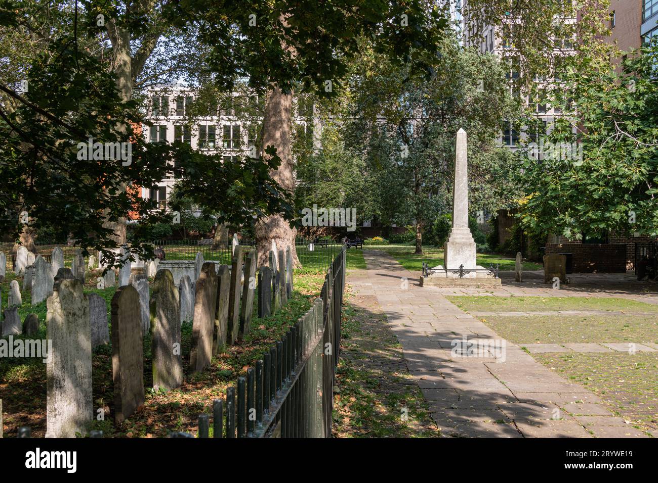 Daniel Defoe's Obelisk in Bunhill Buriel Ground, London, EC1. Stockfoto