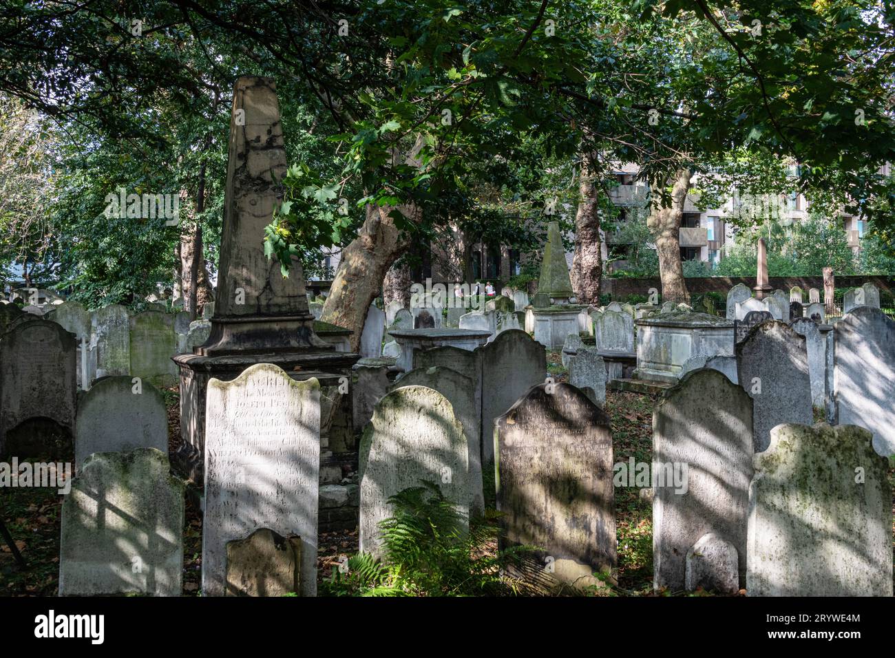 Grabsteine in Bunhill Fields Grabstätte in Islington, die für viele bemerkenswerte Menschen eine Ruhestätte darstellen. Stockfoto