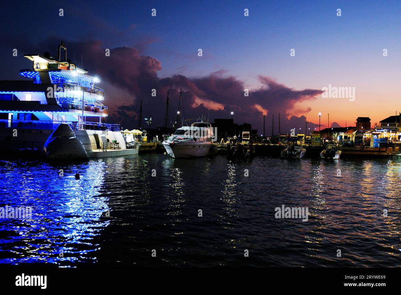 Paphos Hafen in der Abenddämmerung, Kato Paphos, Zypern. Stockfoto