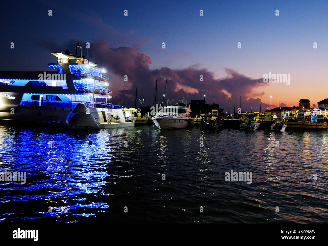 Paphos Hafen in der Abenddämmerung, Kato Paphos, Zypern. Stockfoto