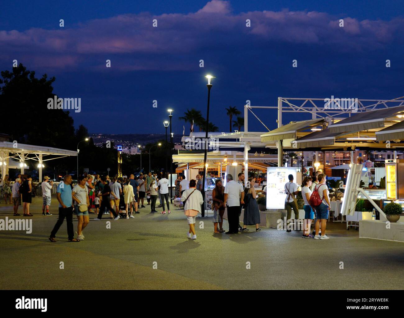 Restaurants am Wasser, Paphos Harbour, Paphos, Zypern. Stockfoto