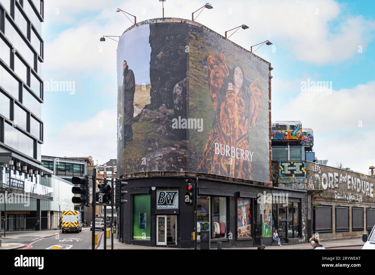 Werbespots an der Kreuzung von Holywell St und Great Eastern St in Shoreditch, London, E1. Stockfoto