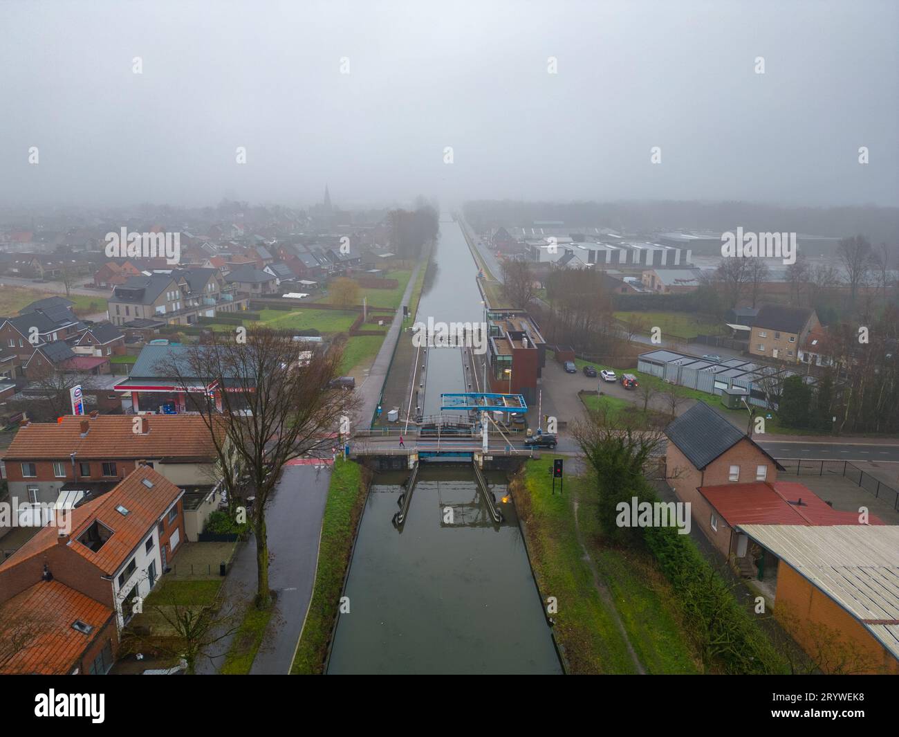 Rijkevorsel, Belgien, 23. Februar 2023, kleines Dorf Sint Jozef, am Kanal Dessel Schoten Luftbild am Morgen Stockfoto
