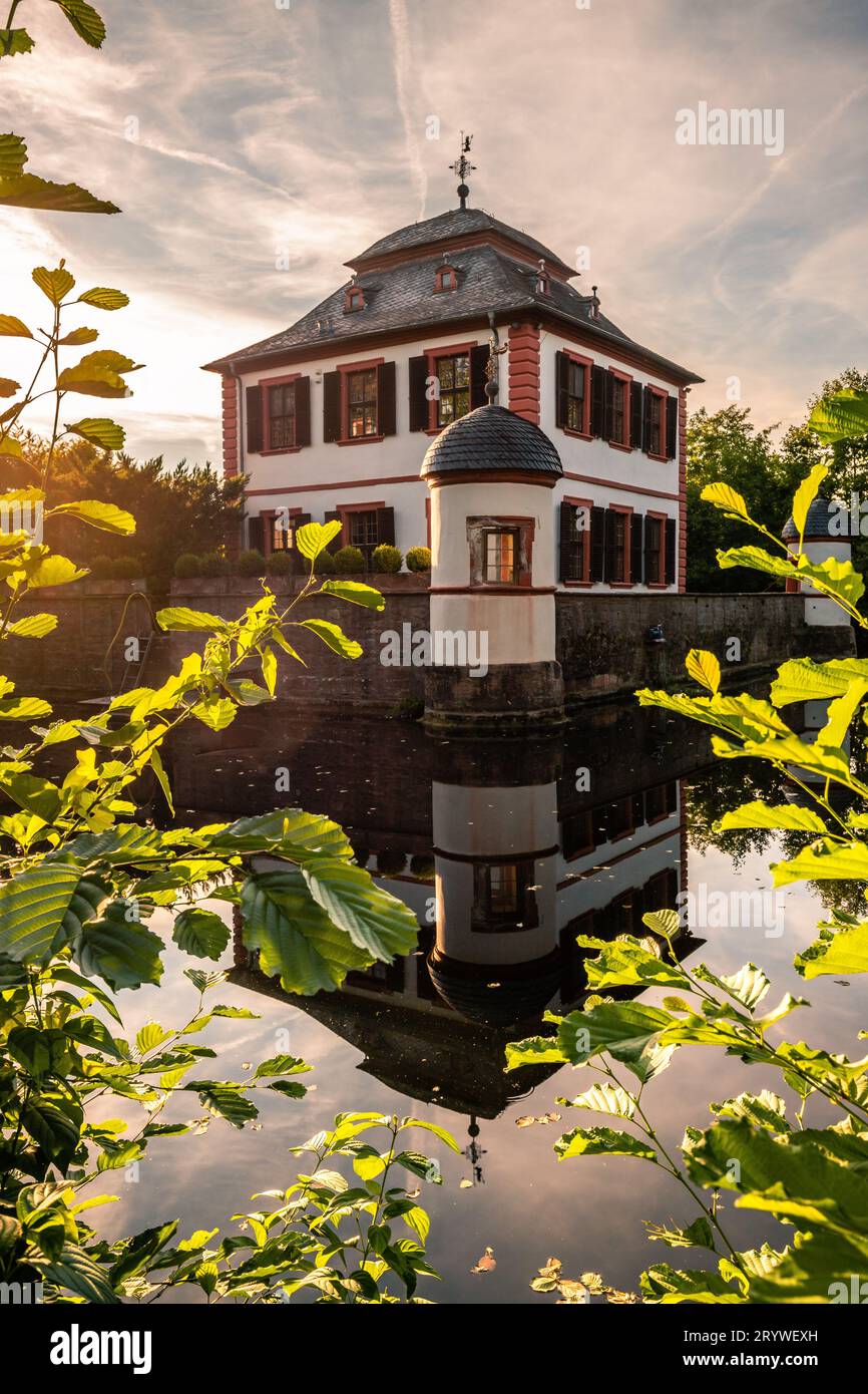 Romantische Abendatmosphäre im Wasserschloss Seligenstadt Stockfoto