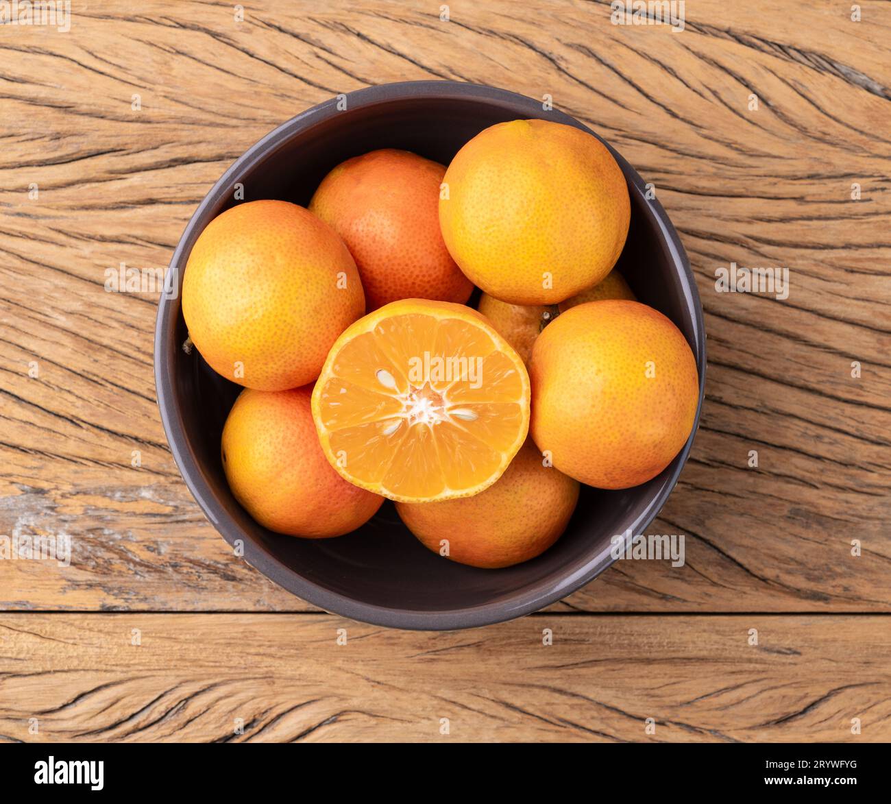 Cravo oder RosenZitronen in einer Schüssel über einem Holztisch. Stockfoto