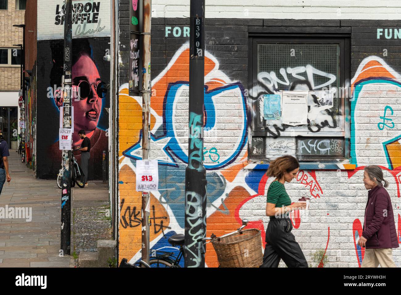 Graffierte Wände an der Bethnal Green Road, Shoreditch, London. Stockfoto