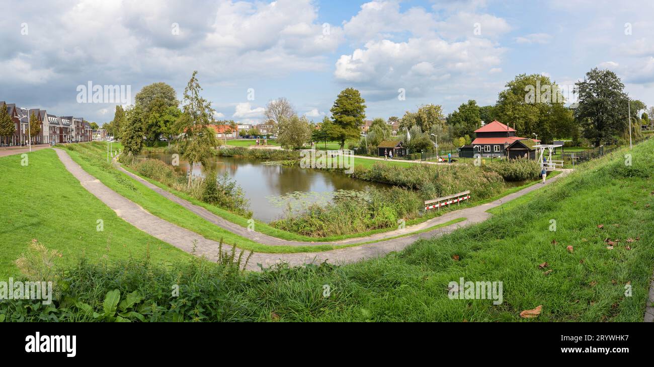 Panoramablick auf den öffentlichen Erholungspark „Warnaarplantsoen“ in der Stadt Waddinxveen, Niederlande. Stockfoto